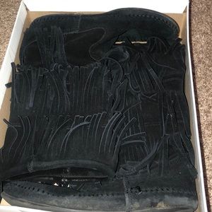 Black 3 layer fringe boot Minnetonka